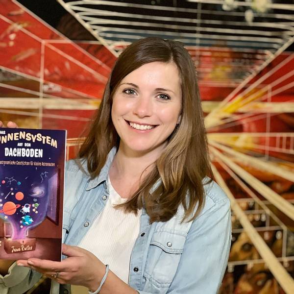 Die Autorin hält ihr neues Buch in der Hand.