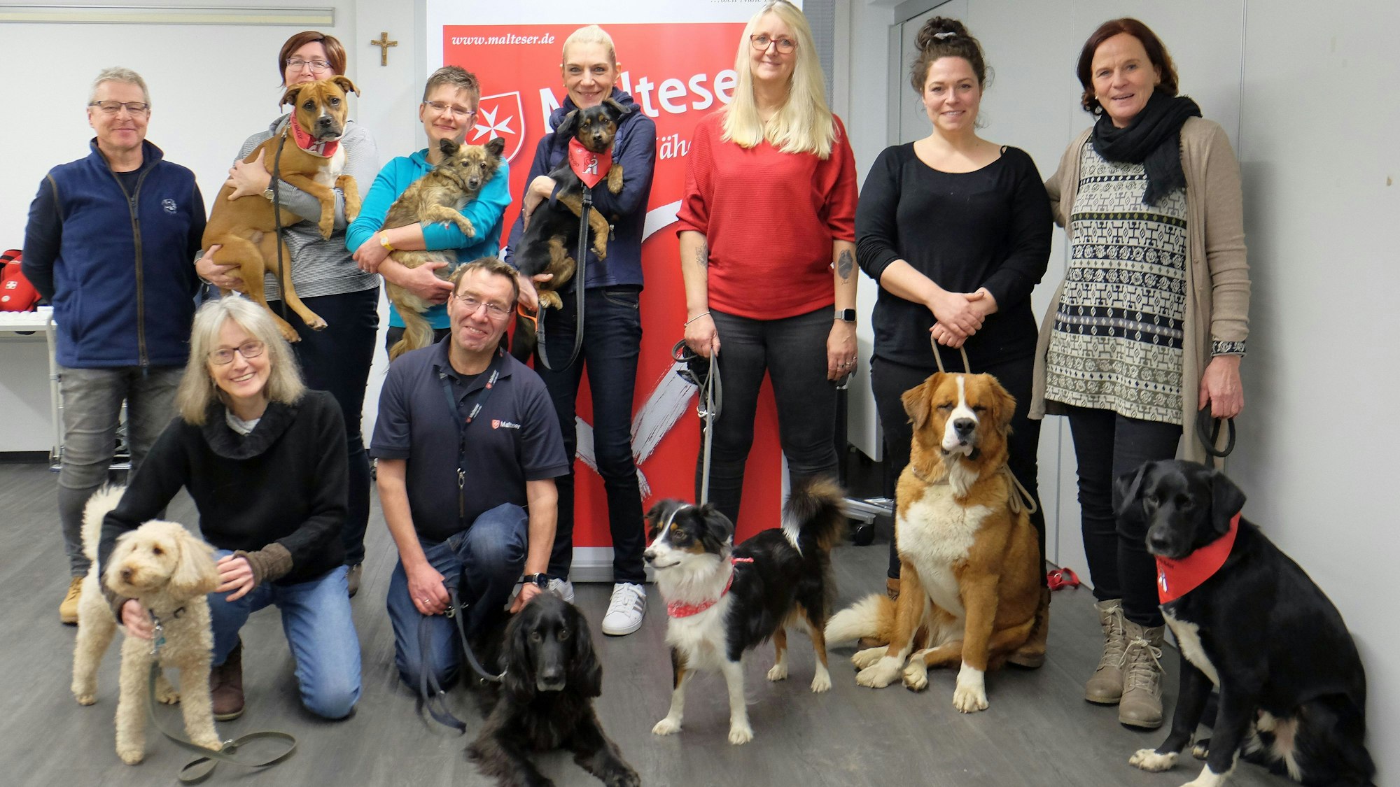 Hinten v.l. Trainer Josef Schmahl, Angelika Klein mit Mara, Jutta Klee mit Pina, Nina Becker mit Klößchen, Jeannette Schulz mit Paula, Britta Gasparics mit Alva, Inken Felderhoff mit Louis und vorne v.l. Melanie Fißmer-Buhrandt mit Lucky sowie von der ehrenamtlichen Leitung Vincent Lagendijk mit Flip.