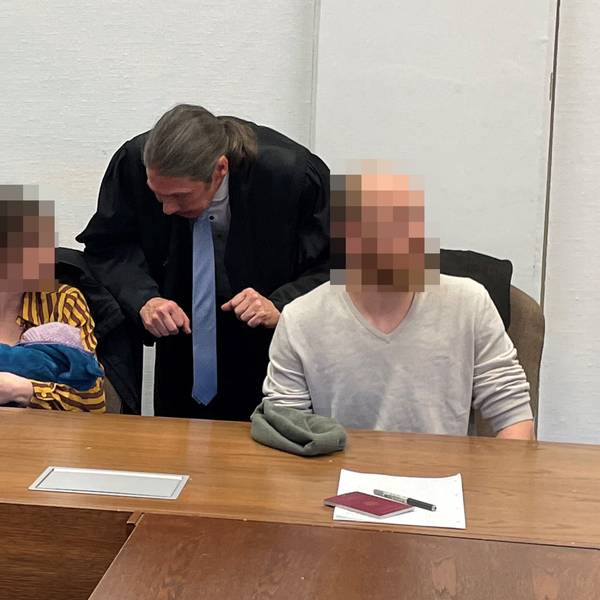 Die Angeklagten mit Baby und Verteidiger Ingo Lindemann beim Prozess vor dem Kölner Amtsgericht.