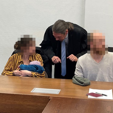 Die Angeklagten mit Baby und Verteidiger Ingo Lindemann beim Prozess vor dem Kölner Amtsgericht.