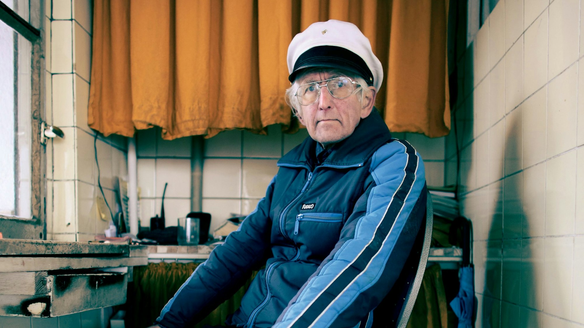 Manfred Weber im winzigen Kassenbüdchen am Rheinufer