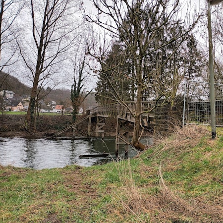Eine Brücke ist abgesperrt.