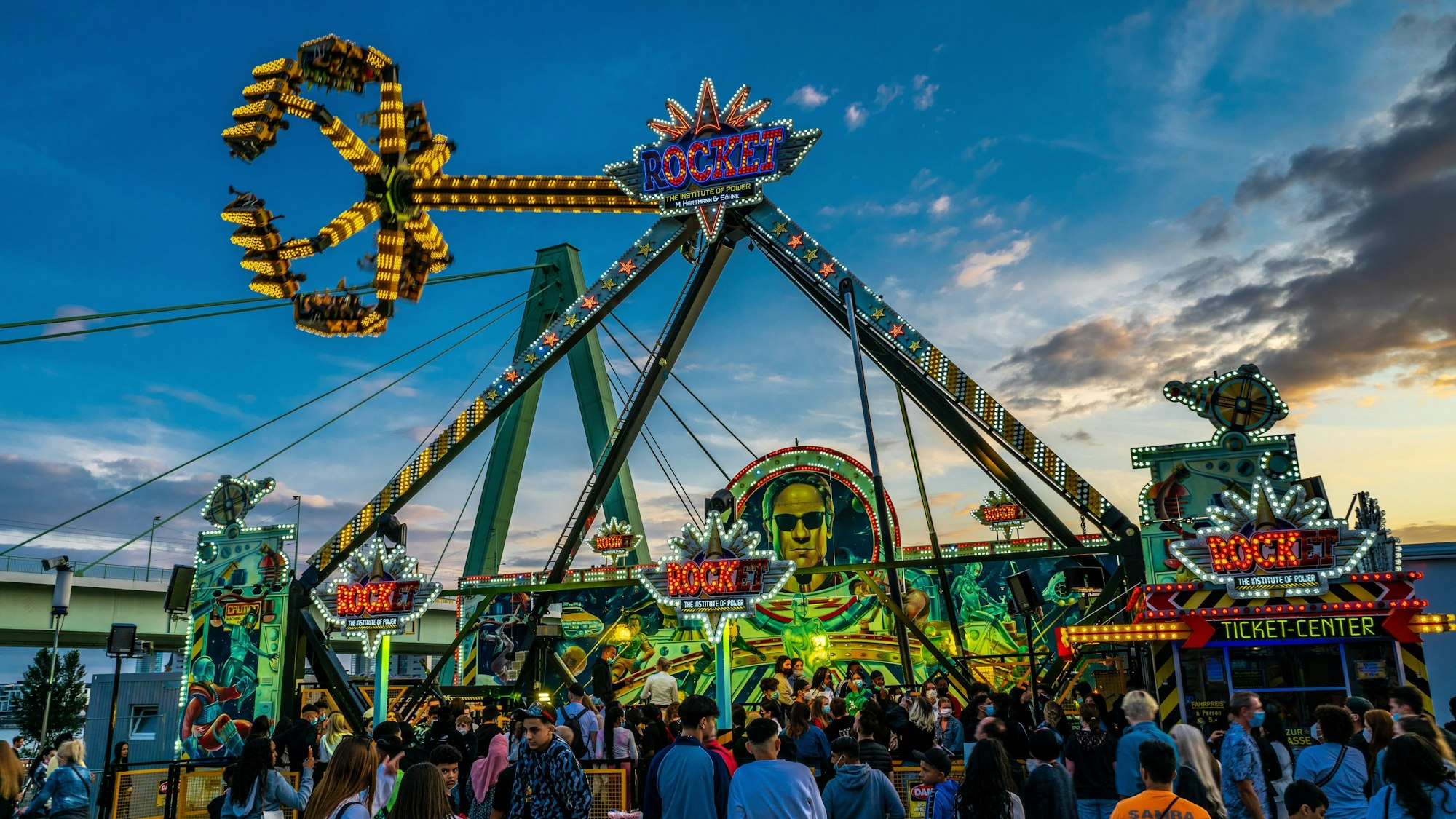 Fahrgeschäfte auf der Deutzer Kirmes.