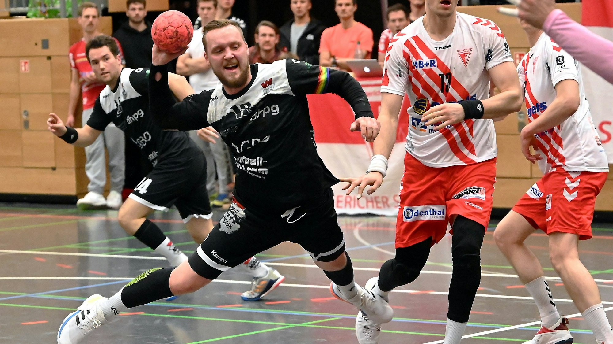 05.11.2022, Handball-Longericher SC Köln-Tus Opladen
links: Jan Jagieniak (Opladen)
rechts: Dusatin Thöne (Longerich)
Foto: uli Herhaus