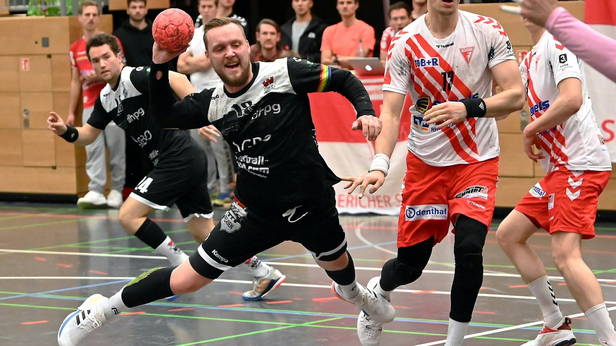 05.11.2022, Handball-Longericher SC Köln-Tus Opladen
links: Jan Jagieniak (Opladen)
rechts: Dusatin Thöne (Longerich)
Foto: uli Herhaus