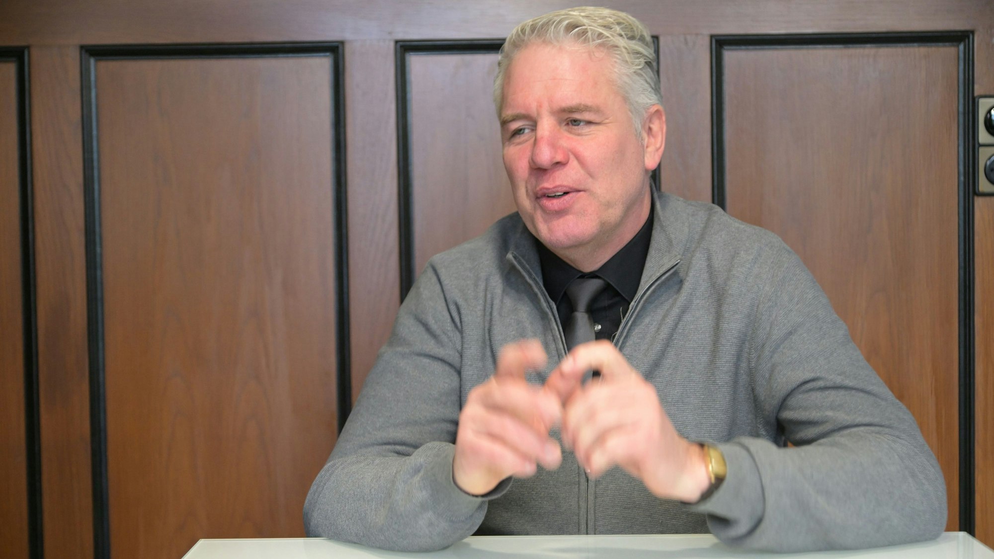 Odenthals Bürgermeister Robert Lennerts sitzt an einem Tisch.