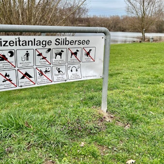 Schild mit Verboten am Großen Silbersee in Leverkusen