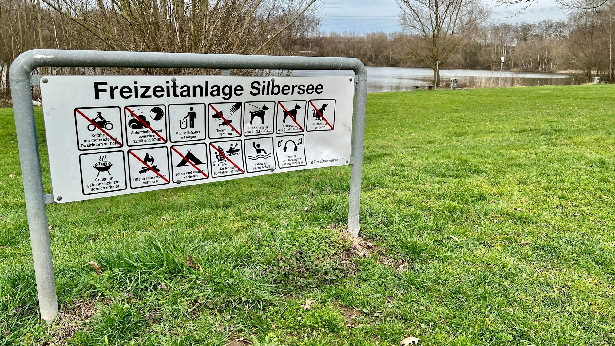 Schild mit Verboten am Großen Silbersee in Leverkusen