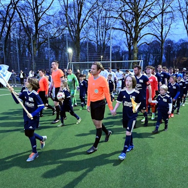 22.03.2023, Fussball-Blau Weiss Köln-Düren
Einmarsch der Mannschaften
Foto: Uli Herhaus