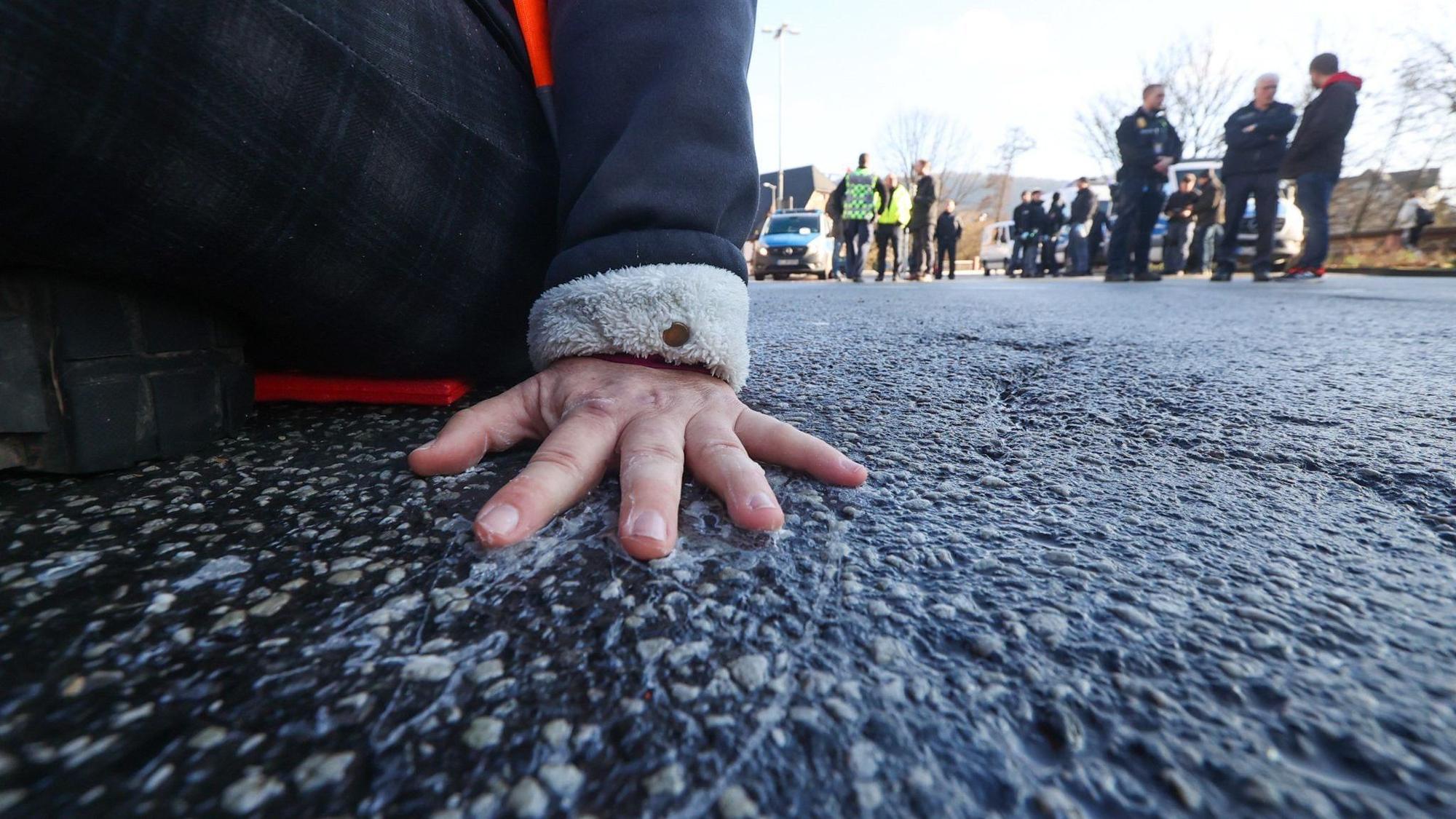 Klimaaktivisten haben sich auf die Straße gesetzt und dort festgeklebt.