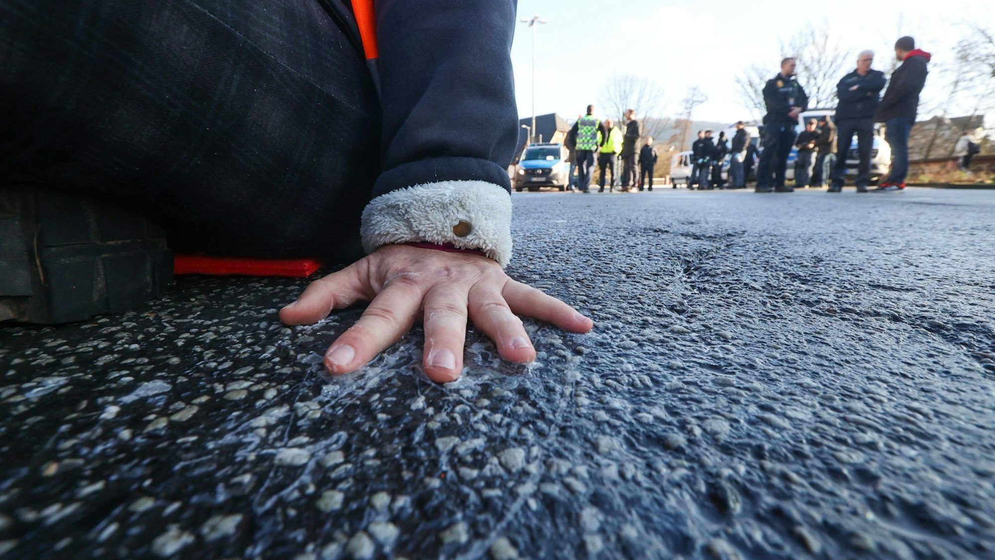 Klimaaktivisten haben sich auf die Straße gesetzt und dort festgeklebt.