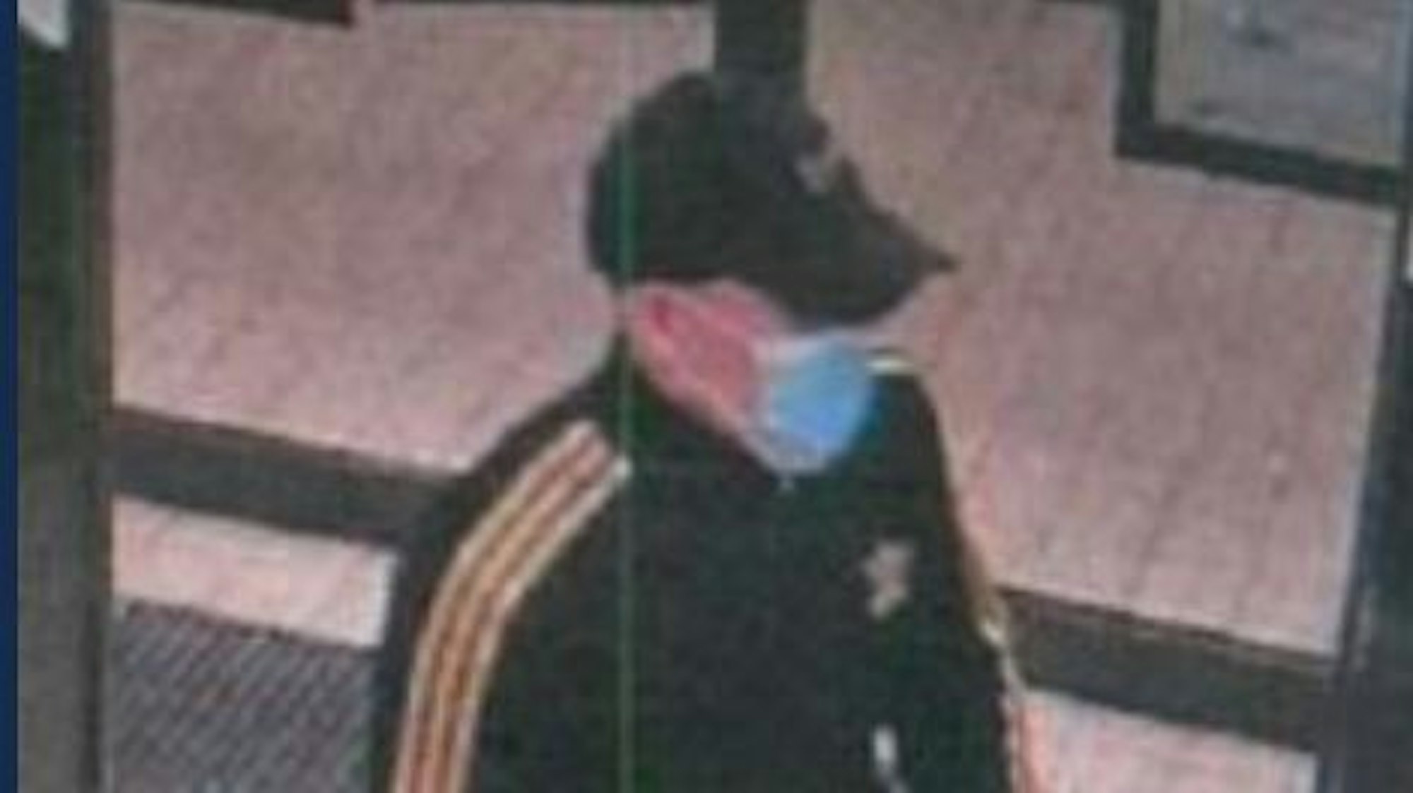 Das Foto zeigt das Fahndungsfoto mit einem Mann, der in Wesseling die Kassiererin eines Discounters verletzt und Bargeld aus der Kasse geraubt haben soll.