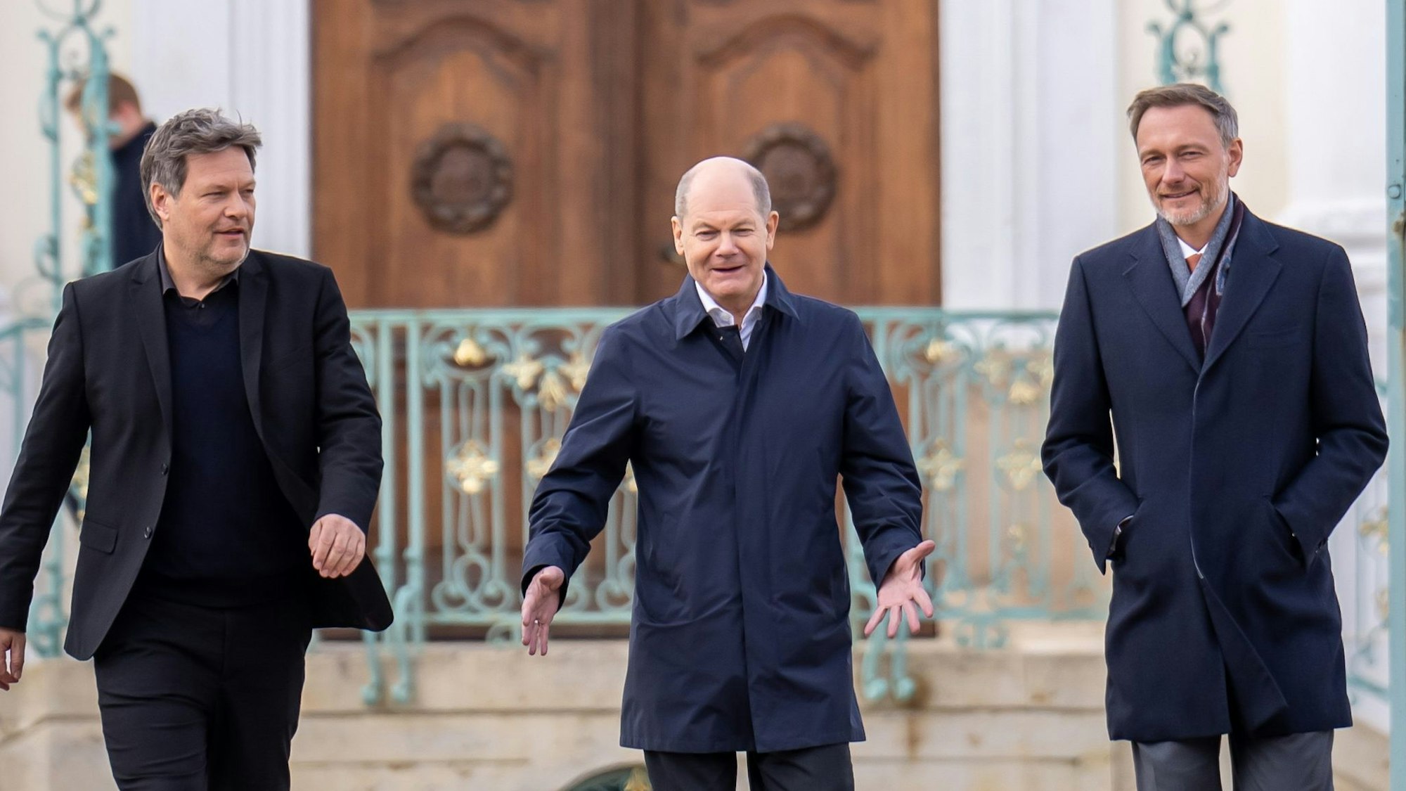 Robert Habeck, Bundesminister für Wirtschaft und Klimaschutz, geht neben Bundeskanzler Olaf Scholz (SPD), und Christian Lindner (FDP, v.l.n.r.), Bundesminister der Finanzen, zu einer Pressekonferenz.