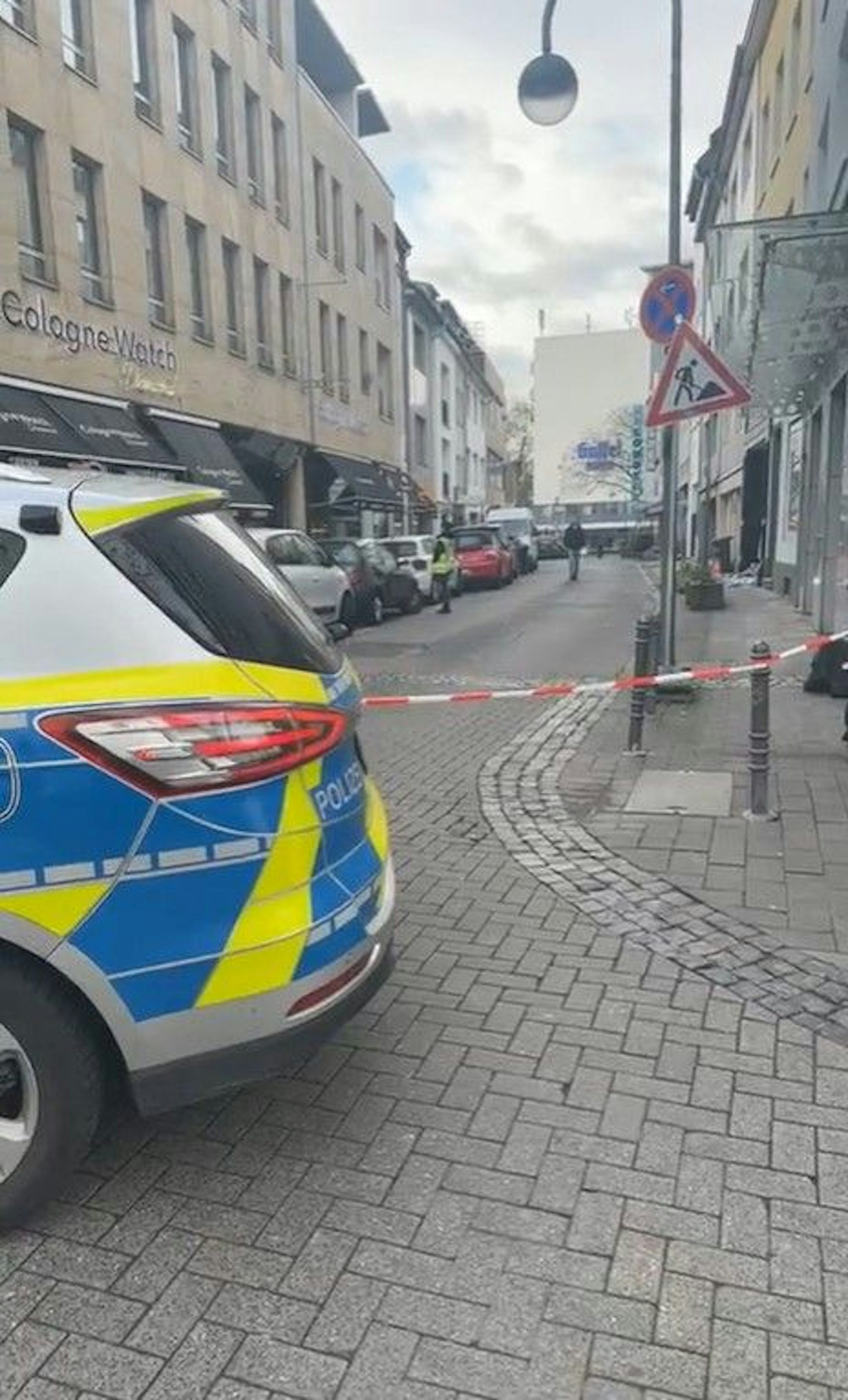 Unbekannte Täter haben die Fensterfassade des Juweliergeschäfts Cologne Watch in der Kölner Innenstadt gesprengt.