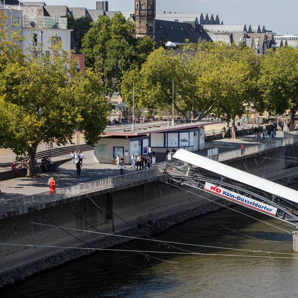 Das Bild zeigt das Rheinufer an der Kölner Altstadt.