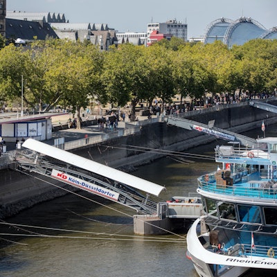 Das Bild zeigt das Rheinufer an der Kölner Altstadt.