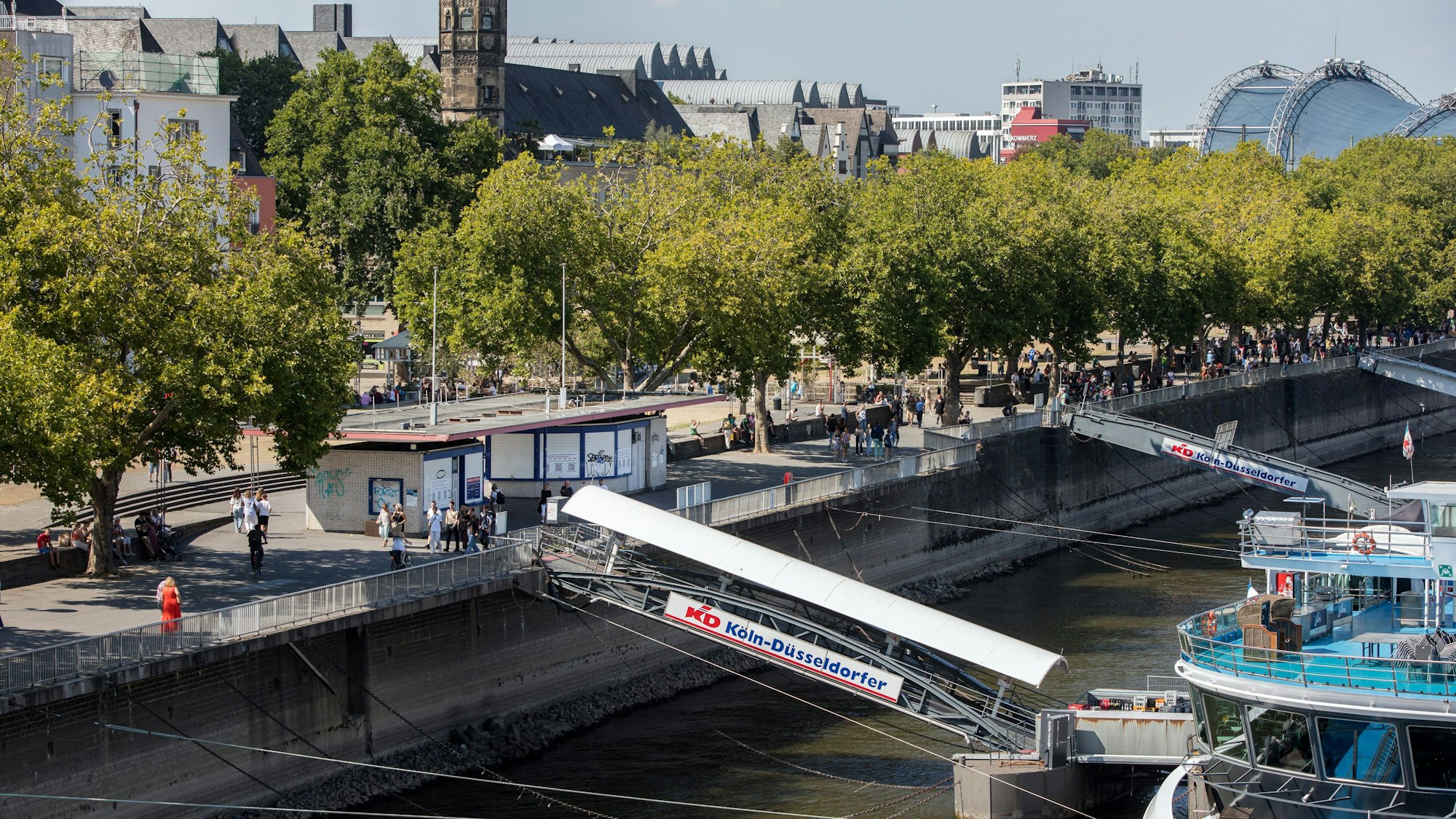 Das Bild zeigt das Rheinufer an der Kölner Altstadt.