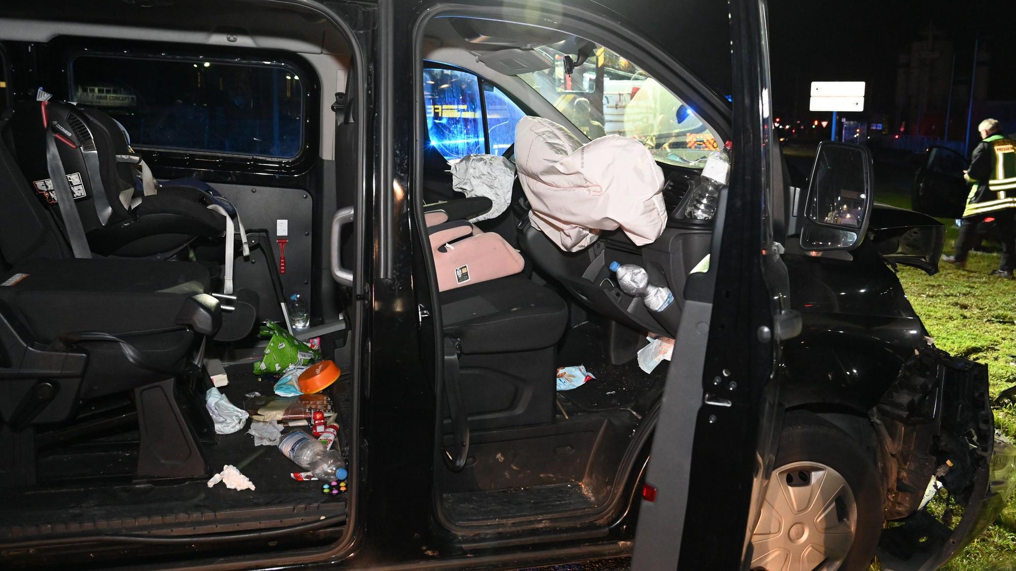 Der verunfallte Van mit geöffnetem Airbag.
