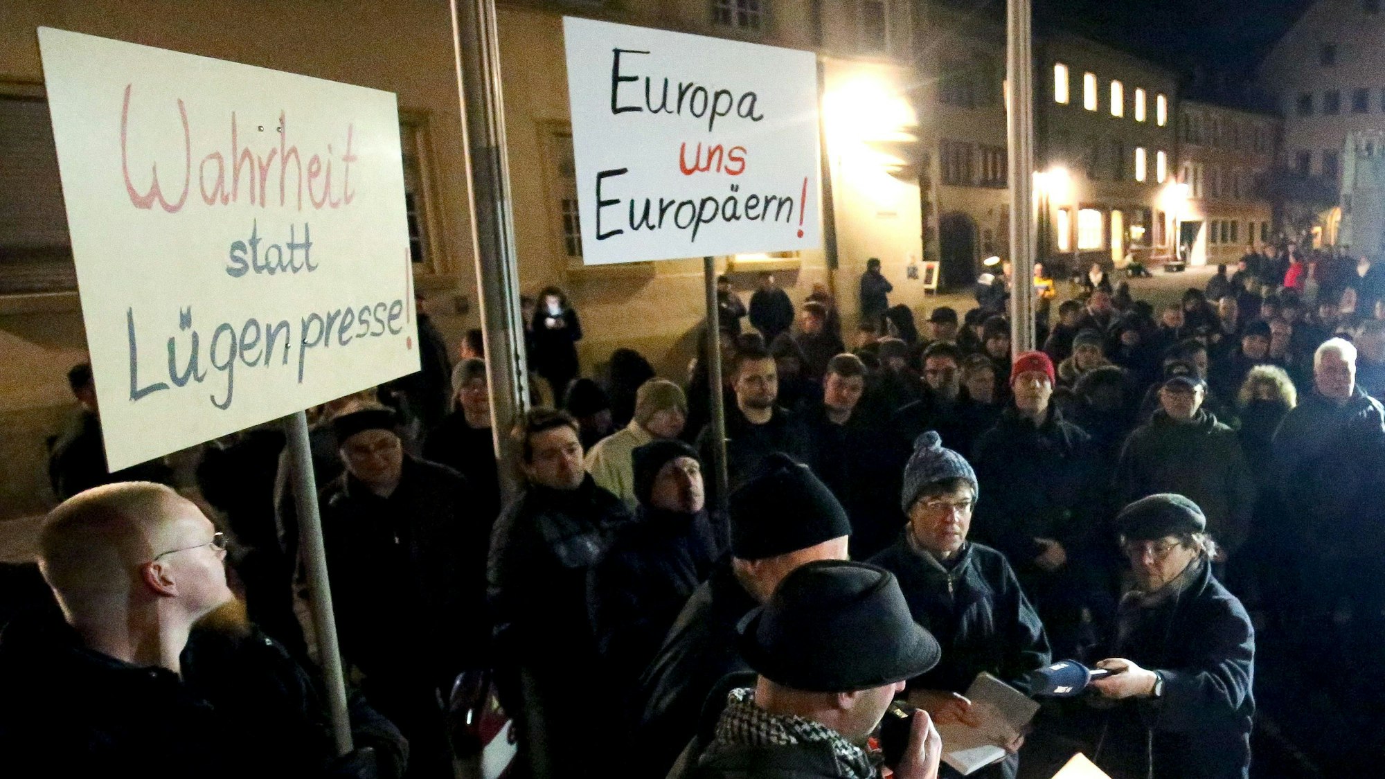 Schilder mit der Aufschrift „Wahrheit statt Lügenpresse“.