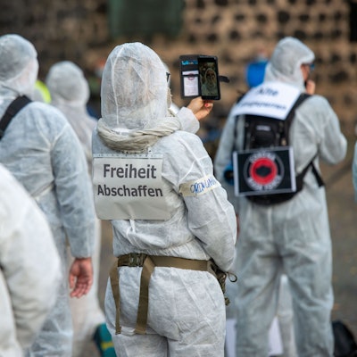 Demonstrationsteilnehmer einer Demonstration gegen die Corona-Schutzmaßnahmen.