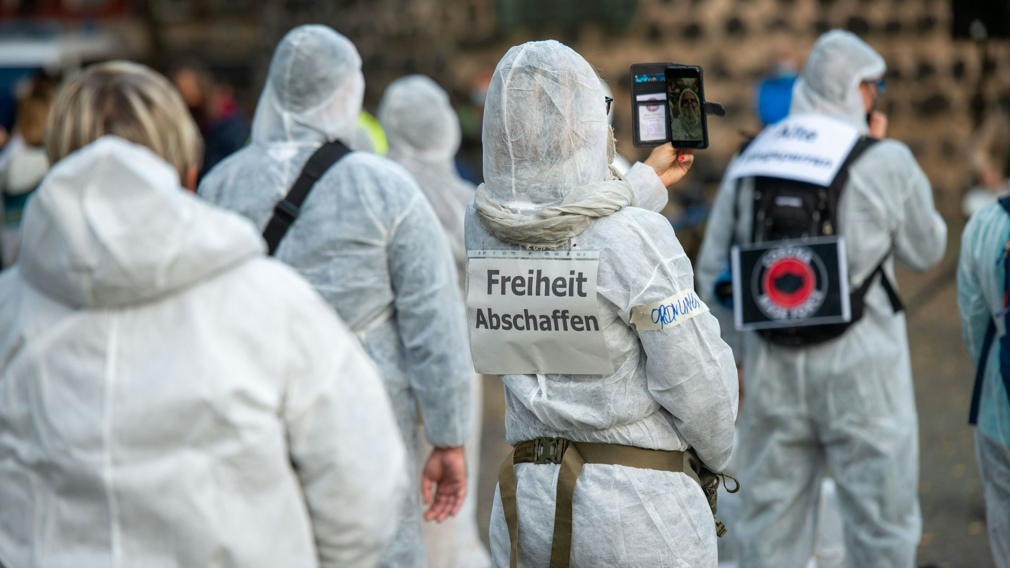 Demonstrationsteilnehmer einer Demonstration gegen die Corona-Schutzmaßnahmen.