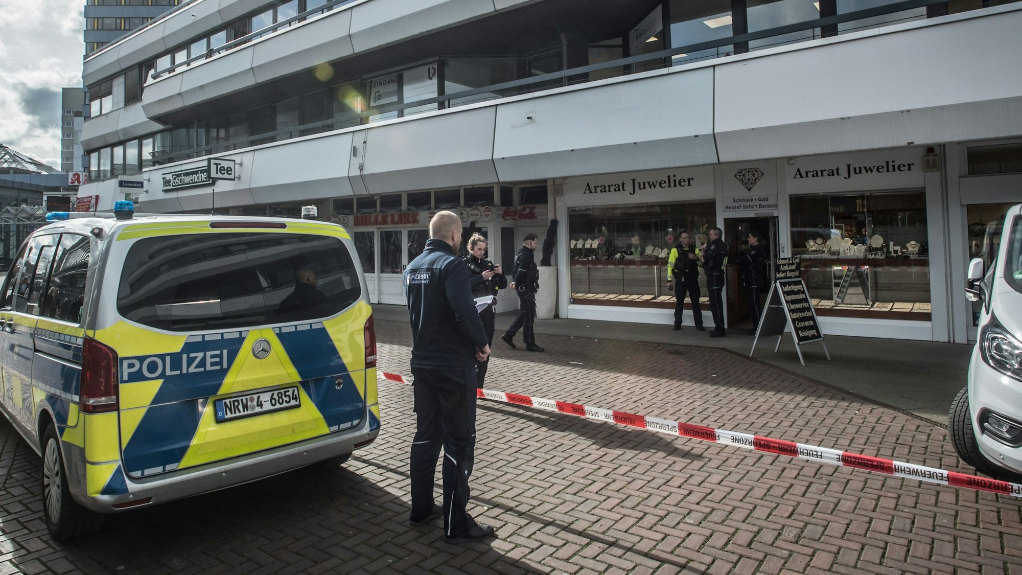 Die Polizei sichert nach dem Überfall auf den Juwelier Ararat in Wiesdorf den Tatort ab.