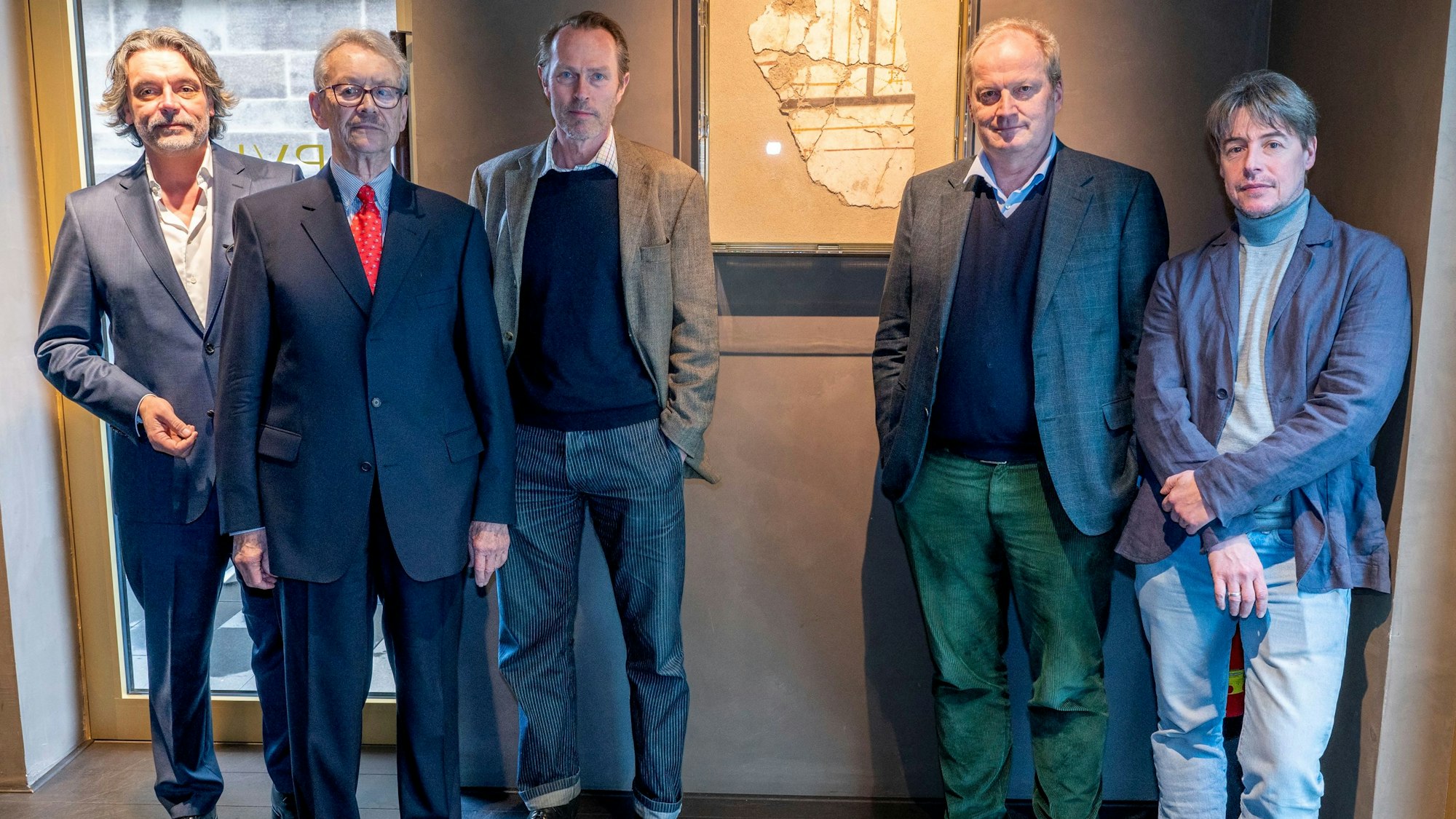 Marcus Trier, Thomas Otten, Michael Wiehen, Klaus Burghard und Patrick Huber-Flotho stehen vor einer eingerahmten Wandmalerei.