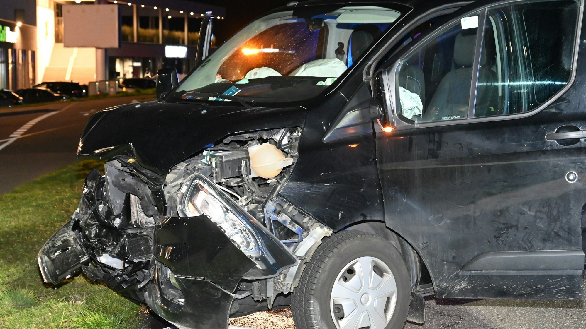 Die Front des Pkw ist komplett zerstört.
