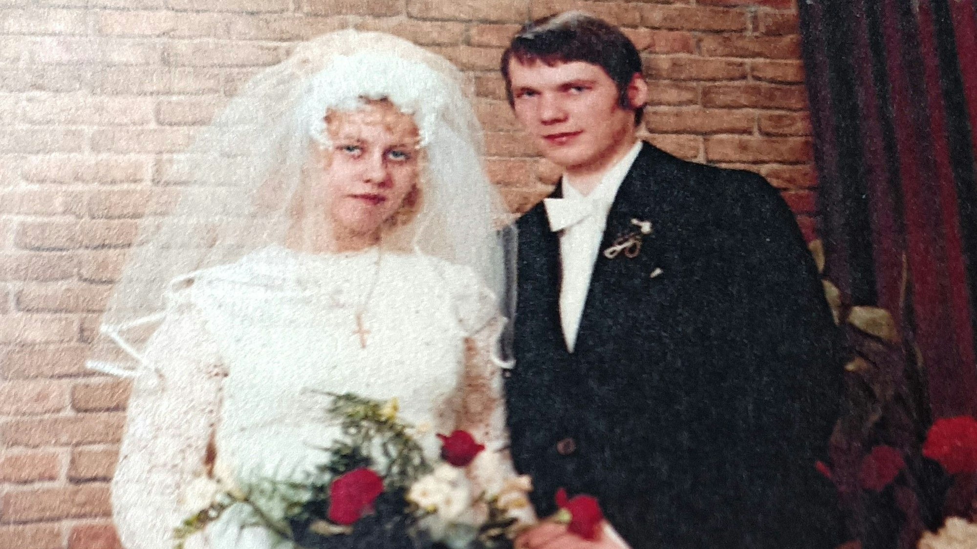 Ein Foto des Paares in Brautkleid und Anzug.