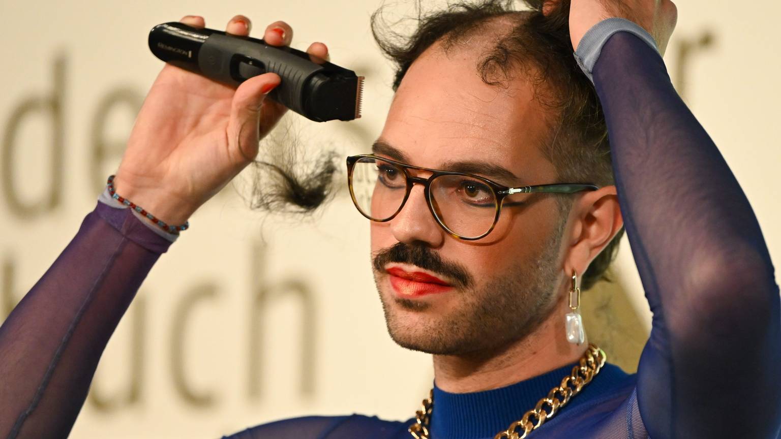 17.Oktober 2022: Kim de l'Horizon rasiert sich nach Gewinn des Deutschen Buchpreises 2022 im Frankfurter Römer die Haare ab.