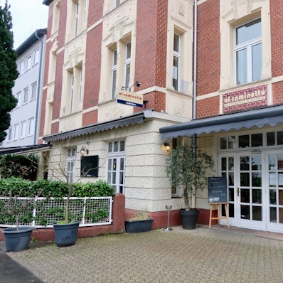 Der Wirt steht hinter dem Tresen.