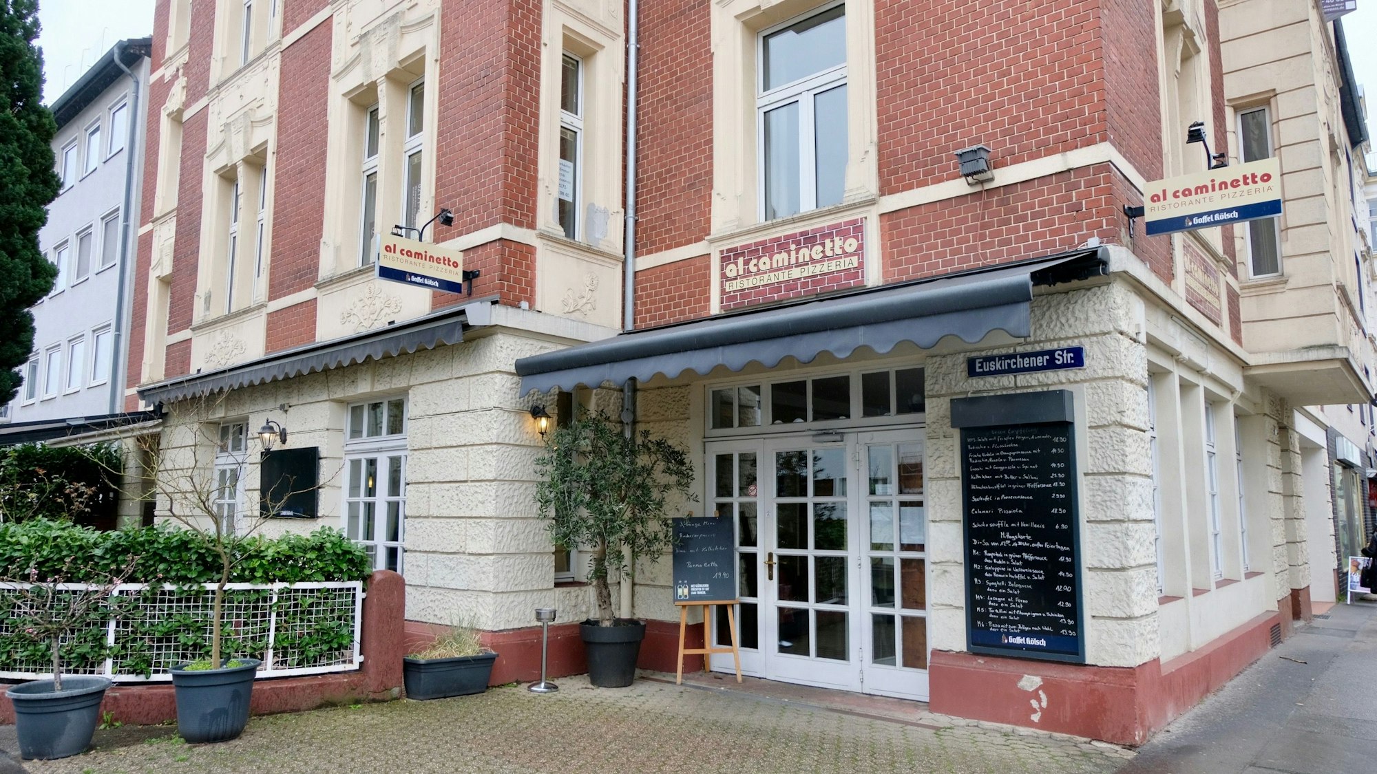 Der Wirt steht hinter dem Tresen.