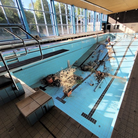 Im Sommer 2022 kam es im Hallenbad Kall zu Vandalismus: Einbrecher hatten etwa Pflanzenkübel ins leere Becken geworfen.