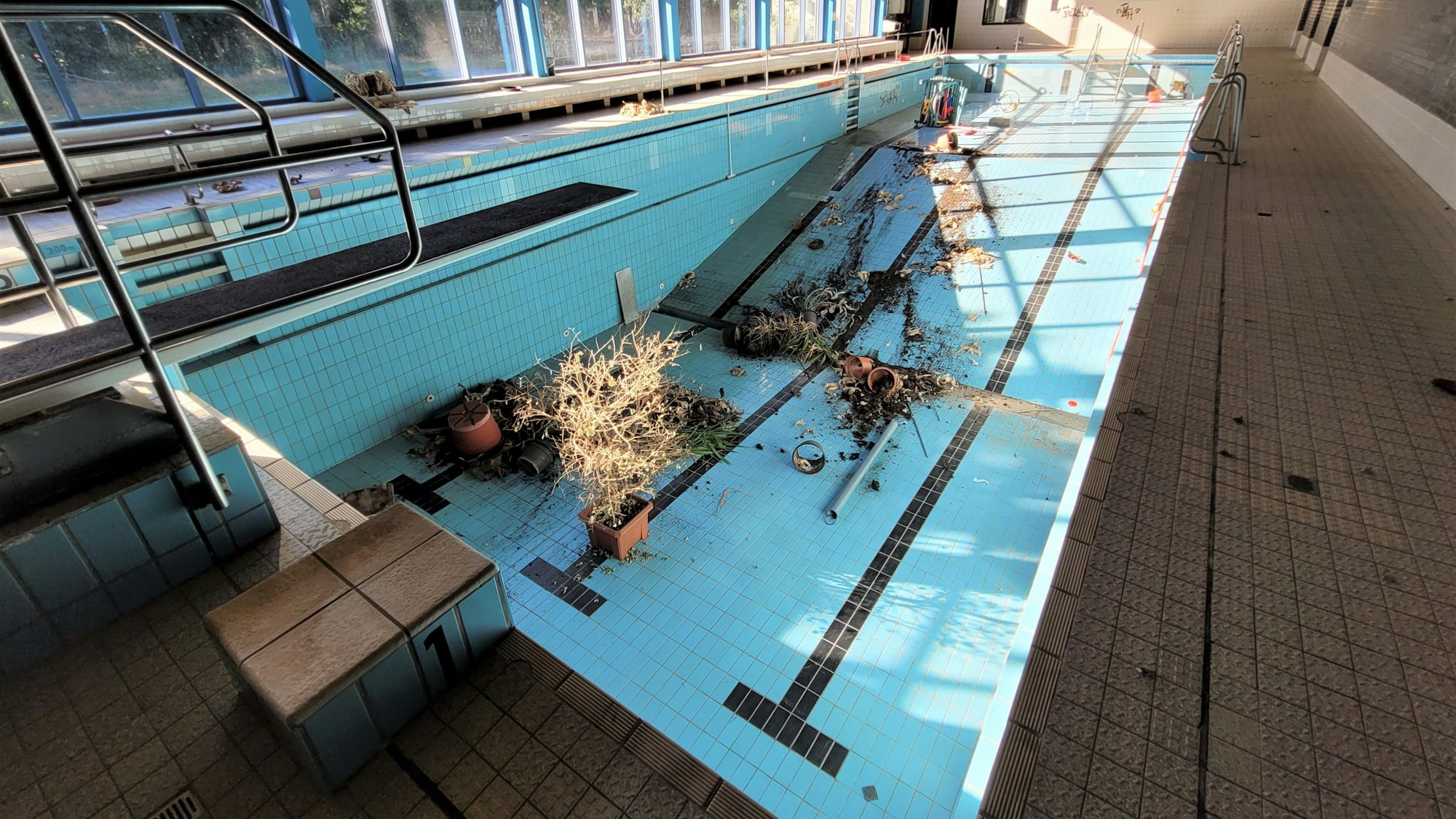 Im Sommer 2022 kam es im Hallenbad Kall zu Vandalismus: Einbrecher hatten etwa Pflanzenkübel ins leere Becken geworfen.