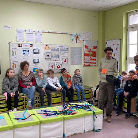 Brühler Hospizverein in einer dritten Klasse der Franziskus-Schule.