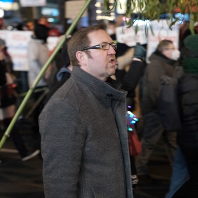 Markus Wiener bei einer Demonstration gegen die Coronamaßnahmen am Neumarkt im Januar 2022.