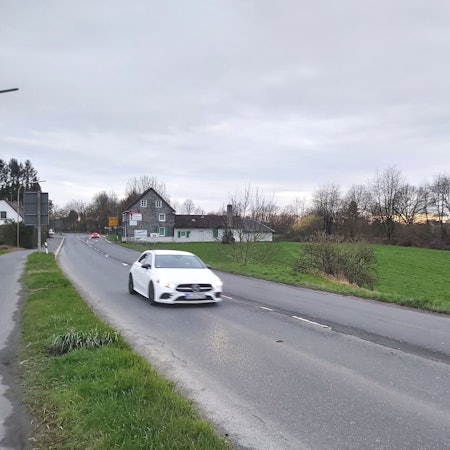 Neuer Standort der Feuerwache Dierath/Nagelsbaum in Burscheid: Der Neubau soll auf dem Grünland hier im Bild rechts der Landesstraße 291 in Nagelsbaum entstehen. Die Stadt hat das 2500 Quadratmeter große Grundstück gekauft.