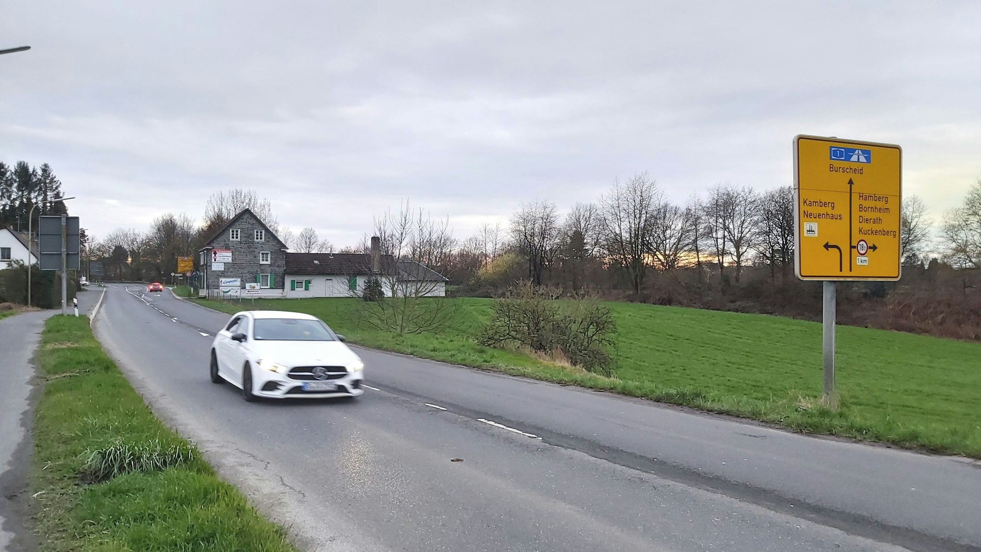 Neuer Standort der Feuerwache Dierath/Nagelsbaum in Burscheid: Der Neubau soll auf dem Grünland hier im Bild rechts der Landesstraße 291 in Nagelsbaum entstehen. Die Stadt hat das 2500 Quadratmeter große Grundstück gekauft.