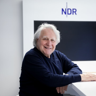 Peter Urban lacht in die Kamera.