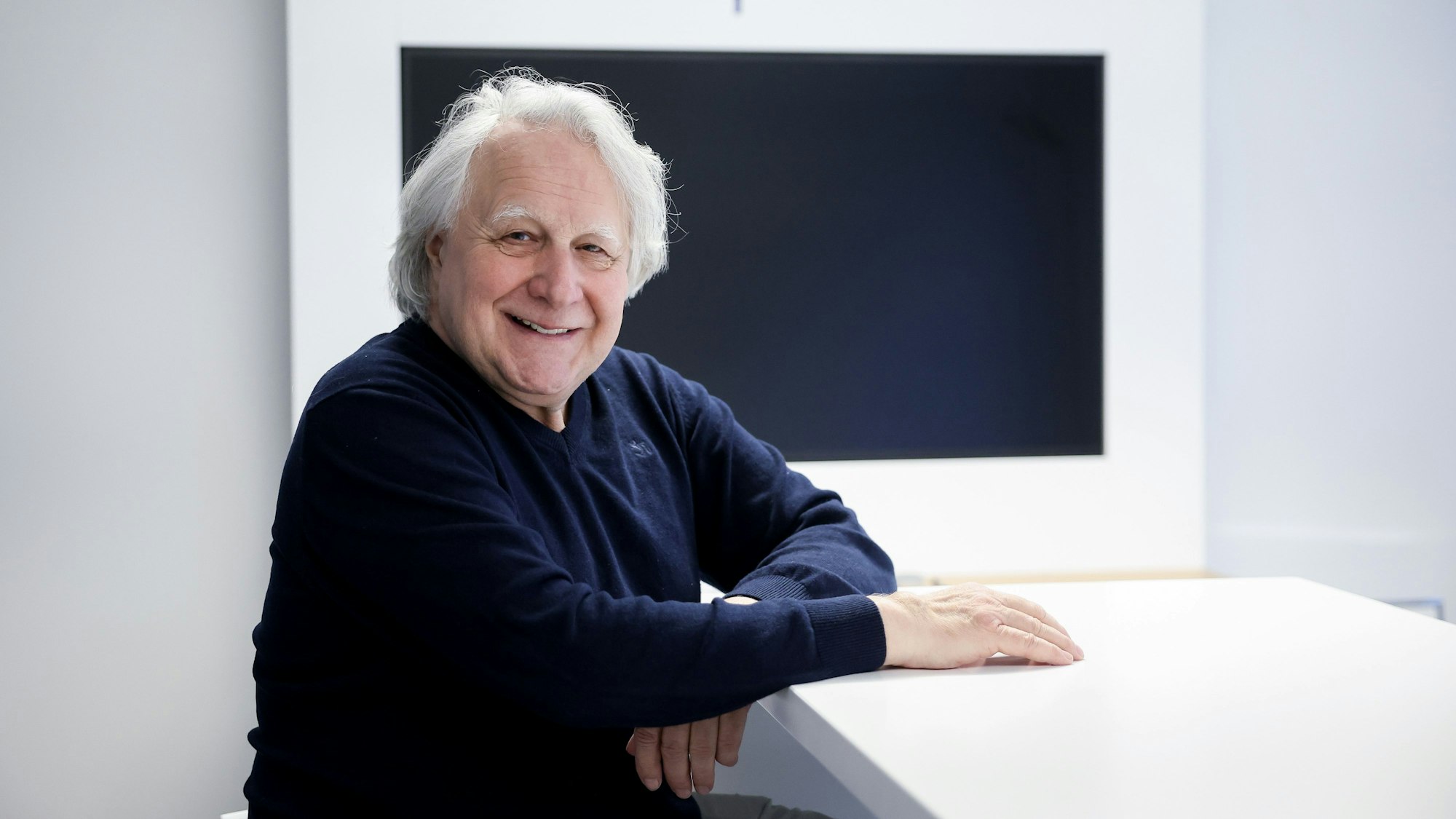 Peter Urban lacht in die Kamera.