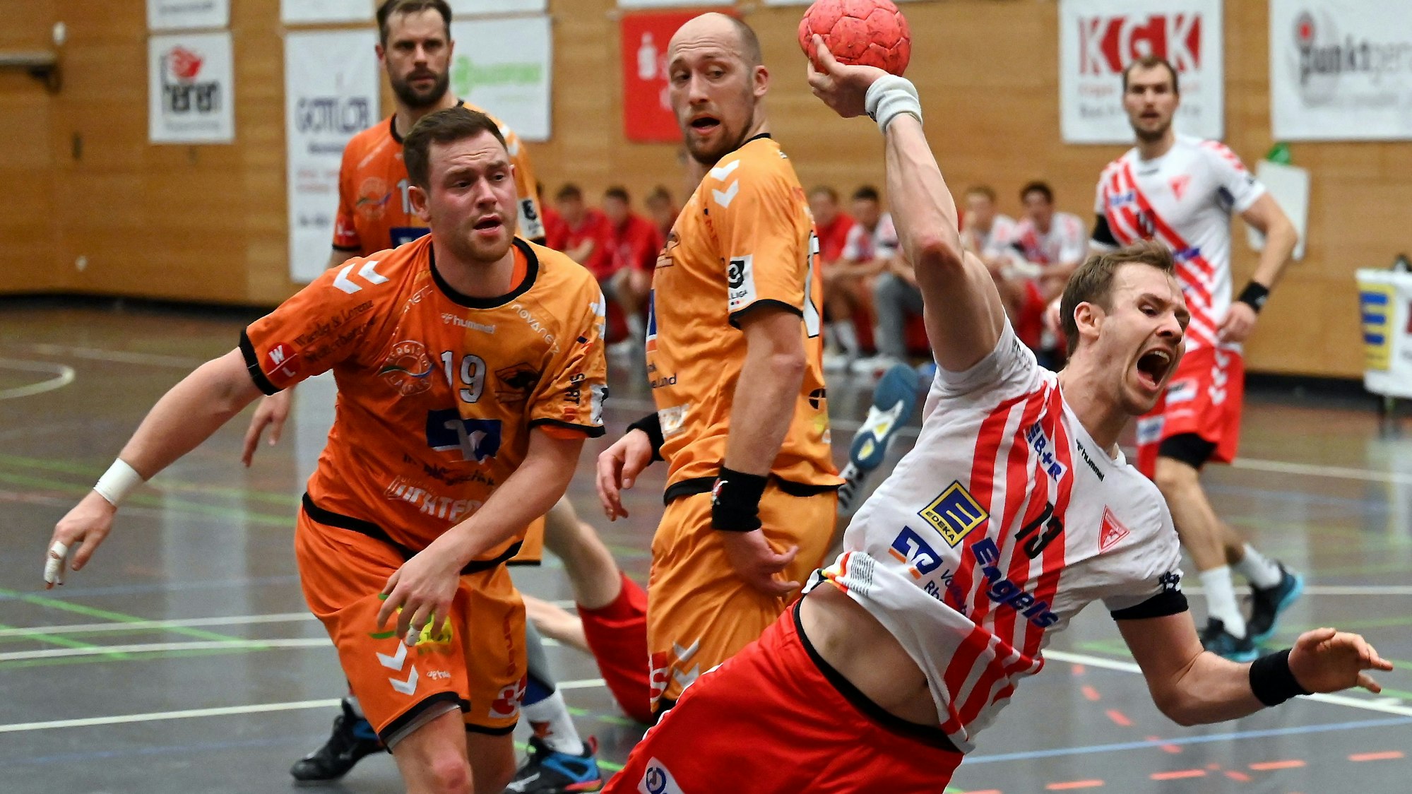 18.11.2022-Handball-Longerich-Bergische Panther
vorne: Dustin Thöne (Longerich)
links: Justus Ueberholz (Panther)
Foto: Uli Herhaus