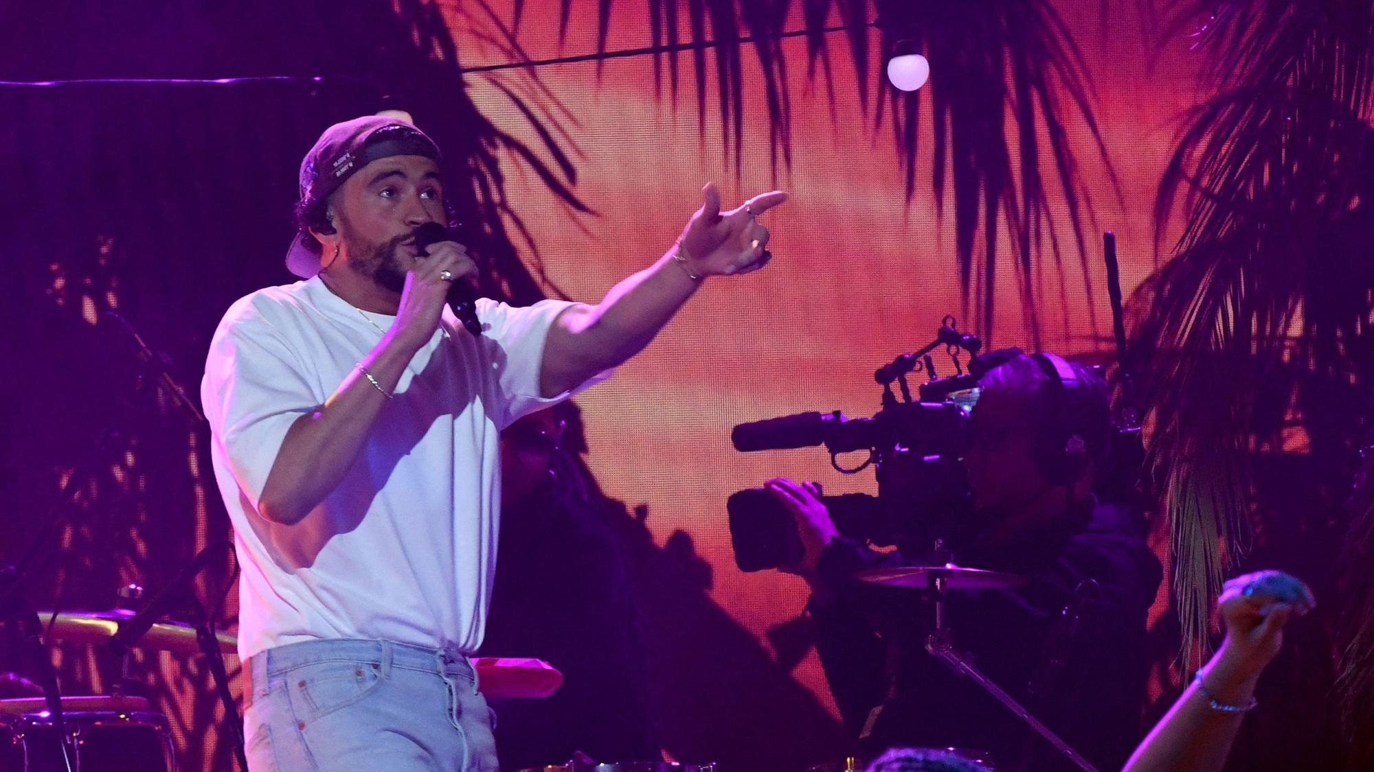 Bad Bunny bei einer Performance auf die Bühne.