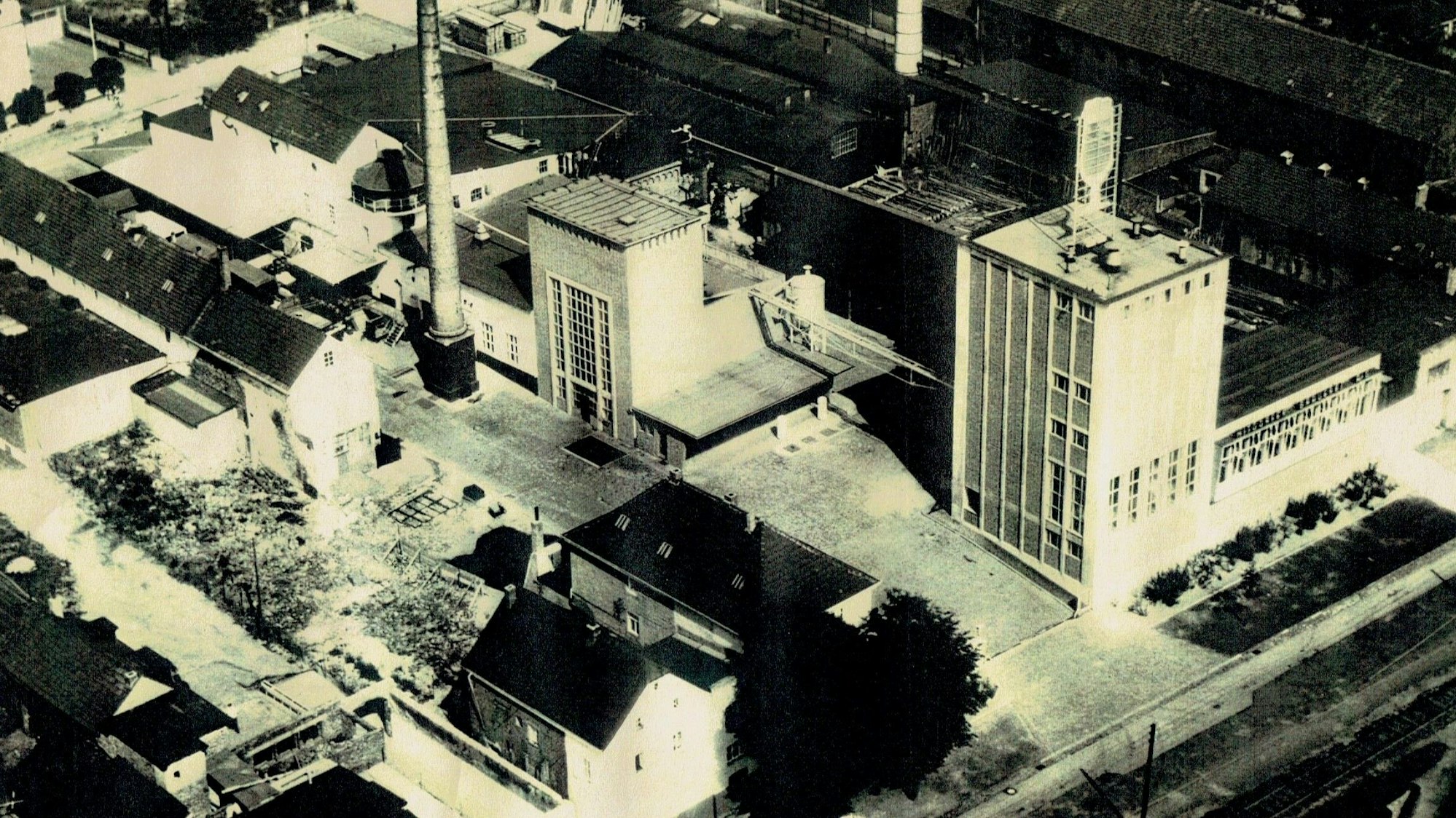 Hitdorf und seine Brauerei mit Bierglaswerbung auf dem Dach.