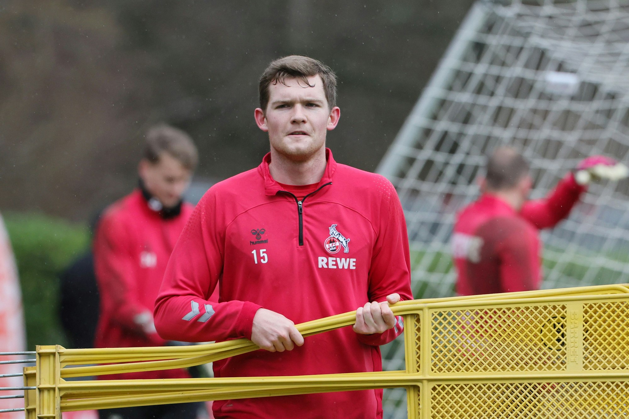 Verteidiger Luca Kilian packt beim Training des 1. FC Köln an.