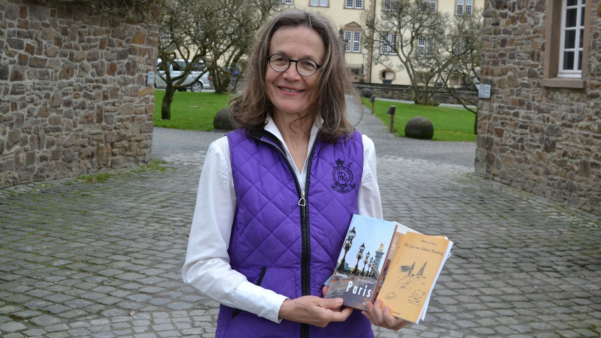 Bettina de Cosnac vor dem Schloss Ehreshoven in Engelskirchen.