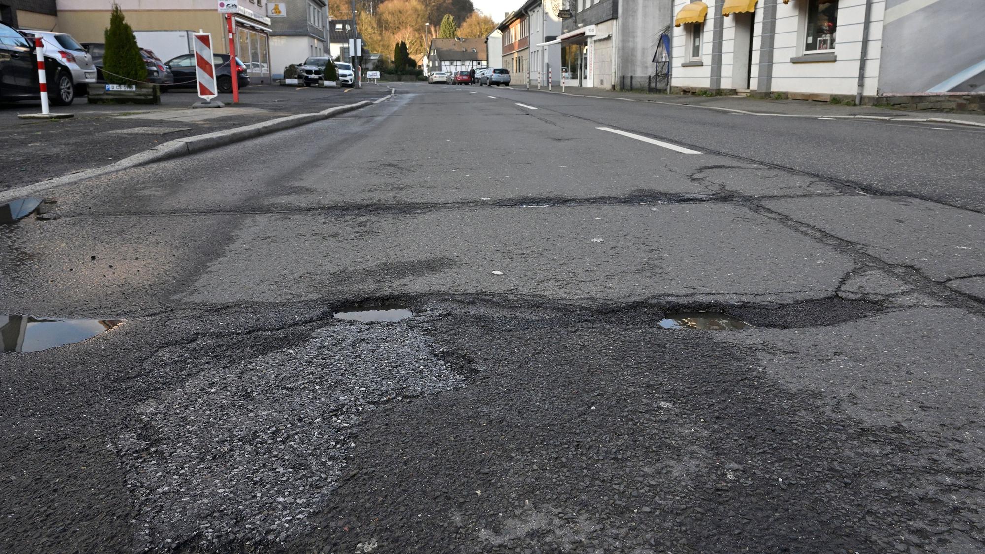 Löcher im Asphalt der Landesstraße in Kürten-Dürscheid.