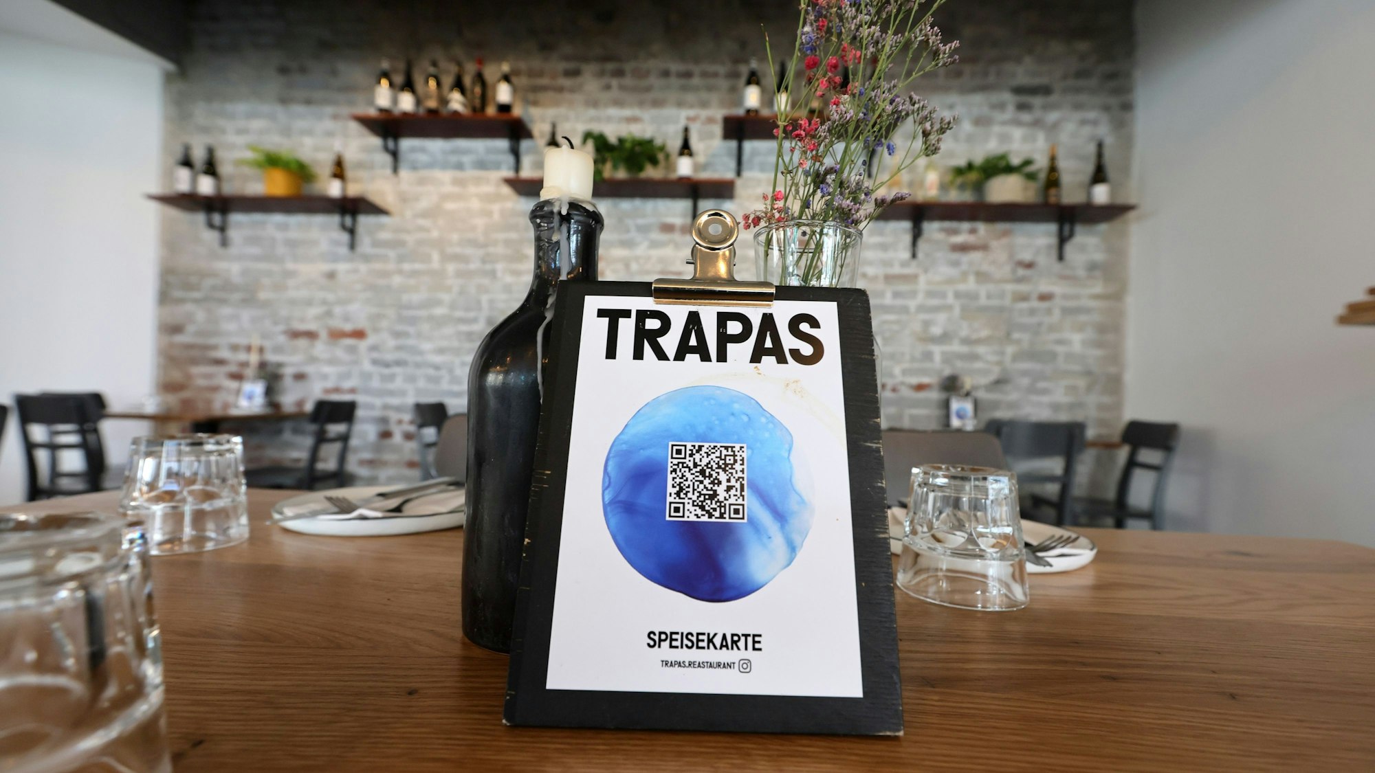Eine Speisekarte mit QR-Code im Restaurant Trapas.