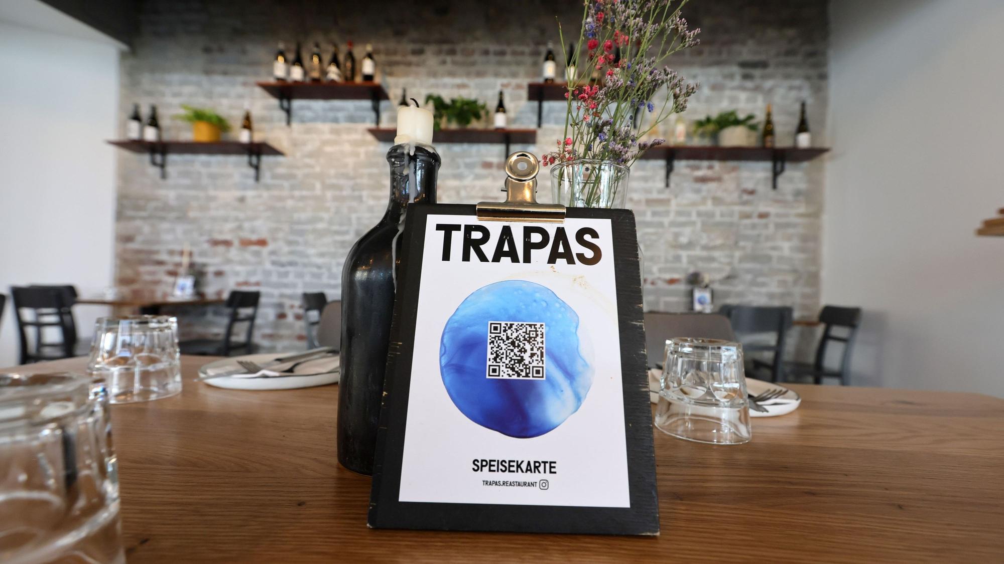 Eine Speisekarte im Restaurant Trapas auf dem Tisch.