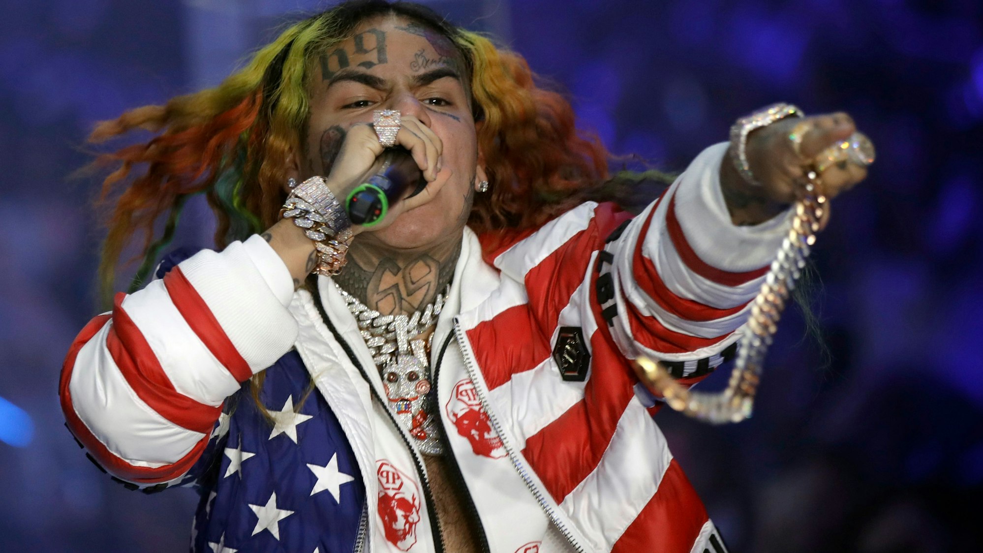 Der bekannte US-Rapper 6ix9ine, hier bei einem Auftritt 2018 in Mailand, wurde offenbar in einem Fitnessstudio attackiert und verprügelt.