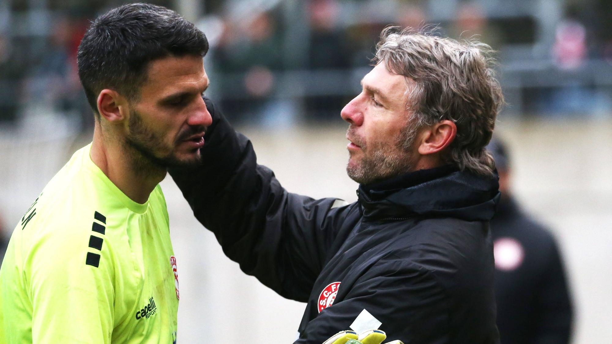 Regionallioga West, Saison 2022 - 2023, 17. Spieltag, 19.11.2022, Wuppertaler SV -- Fortuna Köln -- Andre Weis links und sein Trainer Markus von Ahlen beide Fortuna Köln nach dem Spiel *** Regionallioga West, season 2022 2023, 17 matchday, 19 11 2022, Wuppertaler SV Fortuna Köln Andre Weis left and his coach Markus von Ahlen both Fortuna Köln after the match